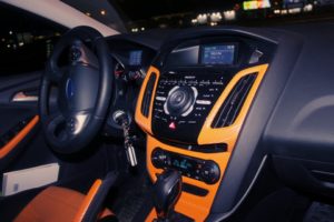 Виниловая карбоновая пленка в салоне.